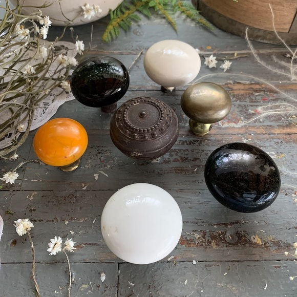 ANTIQUE PORCELAIN & BRASS DOOR KNOBS - Picture 2 of 9